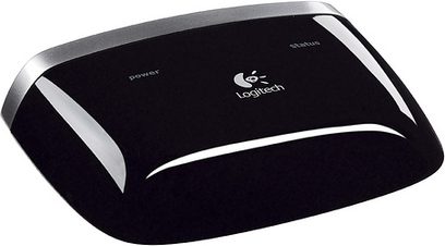 Logitech Harmony 900 zwarte universele afstandsbediening, bovenaanzicht, gebogen vorm, aanraakscherm, witte knoppen