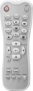 Plastová stříbrná dálková ovladač, pohled zepředu, s mnoha popsanými tlačítky včetně zapnutí/vypnutí, hlasitosti, HDMI, VGA a menu