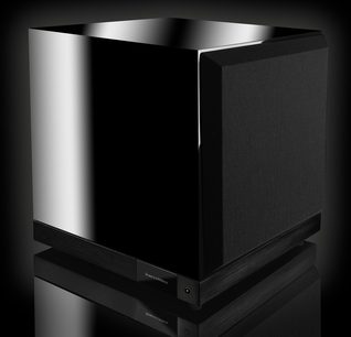 Bowers & Wilkins DB1D sort lakeret subwoofer, kubisk form, synlige front- og sideflader, højglans sort lakeret finish
