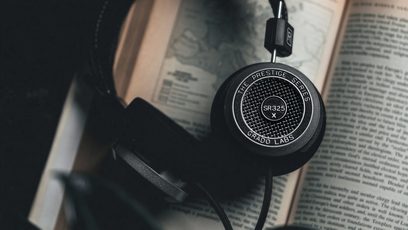 Offener HiFi-Kopfhörer Grado SR325x, runde Metallgitter, Kopfbügel und Ohrpolster aus schwarzem Leder, auf einer Textseite