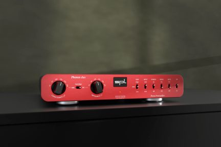 Preamplificatore phono SPL Phonos duo rosso, pannello frontale con regolazioni di capacità, impedenza e commutatori