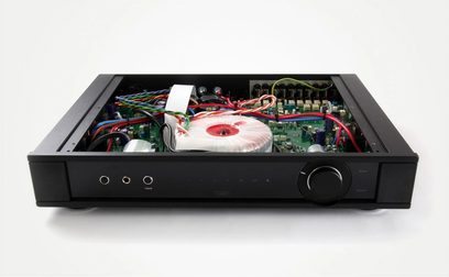 Ampli hi-fi stéréo Rega Elicit MK5 noir, vue de face avec capot ouvert révélant circuits imprimés et composants internes