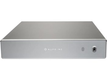 Amplificateur de puissance haute-fidélité Nuprime AMG One Argent, vue de face, forme rectangulaire, façade métallique grise