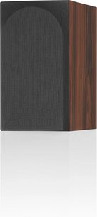 Boxă bibliotecă Bowers & Wilkins 706 S3 moca, vedere frontală și laterală, carcasă lemn închis la culoare, grilă neagră