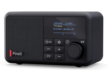 Zwarte Pinell Compact digitale radio van kunststof, met stoffen rooster, kleurenscherm en grote knop, driekwart aanzicht van voren