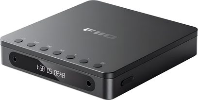 FiiO DM13 BT fémes, matte fekete, magas minőségű CD-lejátszó, bal oldali perspektíva nézet, lapos, lekerekített sarokkal rendelkező négyzetes tok, fényes homloklapon középre helyezett fehér digitális kijelzővel, két kör alakú porttal, hat kerek gombbal a tetején sorban elrendezve, valamint oldalsó téglalap alakú gombbal
