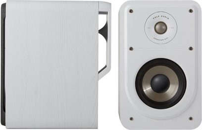 Polk Audio S15e baltų knygų lentynų garsiakalbis, priekinis ir šoninis vaizdas, baltas žemųjų dažnių garsiakalbis, juodos spalvos garsiakalbis ir sidabrinis aukštųjų dažnių garsiakalbis