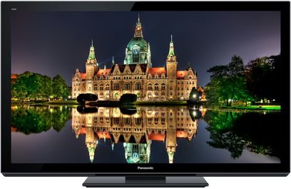 Panasonic TX-P42VT30E-fladskærm, der viser et natfotografi af den oplyste Neuschwanstein-borg, der spejler sig i en sø