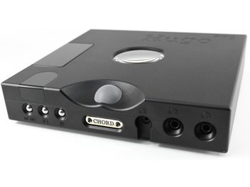 Conversor de áudio DAC Chord Hugo TT2 preto, vista frontal, botões e entradas na frente, botão giratório e entradas no lado direito
