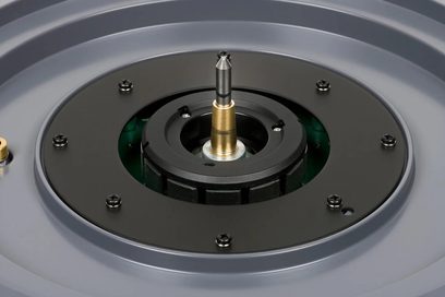 Thorens TD 124 DD plak çalar, merkez kısmın yakın çekimi, koyu gri metal plak tablası, altın renkli mil ve denge ağırlığı