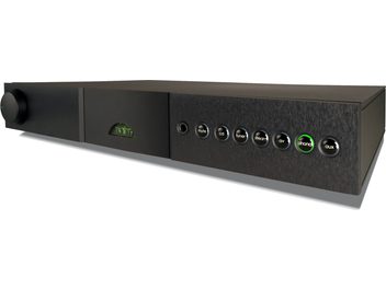 Wzmacniacz hi-fi stereo Naim Audio NAIT XS3, matowa czarna przednia obudowa z zielonymi przyciskami i światłami, widok z przodu