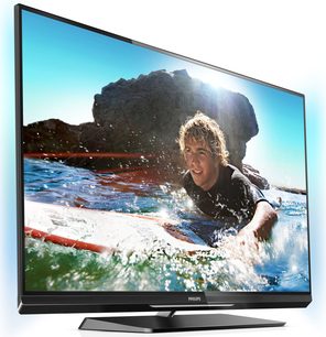 Philips 47PFL6007H-tv, der viser en surfer i en brydende bølge på en solbeskinnet klippestrand