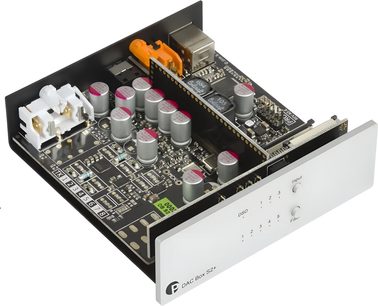 Odprti avdio pretvornik Pro-Ject DAC Box S2+ z vidno elektronsko ploščico, bela aluminijasta sprednja plošča z dvema gumboma in LED-diodo