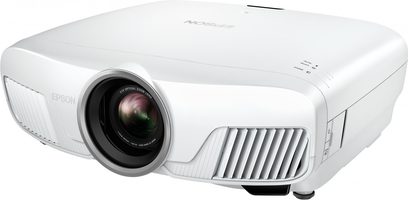 Epson EH-TW7400 hvid videoprojektor, set lidt fra siden forfra, decentreret objektiv med sort ring, ventilationsgitre