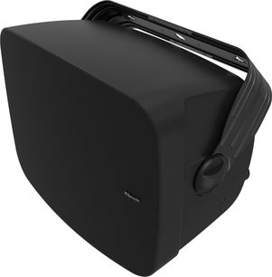 Venkovní reproduktor Klipsch PSM-800-SW černý s přední mřížkou a montážním držákem, pohled ze tří čtvrtin