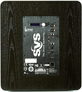 SVS PB-12 Plus sort askebøg subwoofer, sort askefinish, frontvisning, logoer og tekniske specifikationer synlige