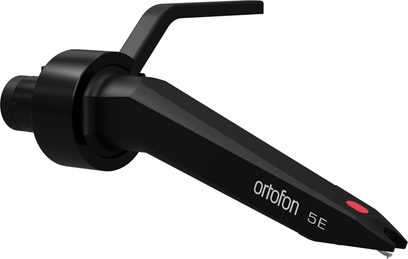 Фонокартридж Ortofon Concorde 5E чорного матового кольору з пластику та металу, вид з трьох чвертей, стрункий корпус з кутовим важільним механізмом, білий логотип і червона крапка біля голки