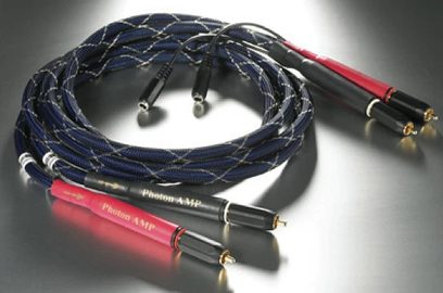 Blå og røde Harmonic Technology Photon Amp og INEX4000 lydkabler med forgyldte stik, nærbillede