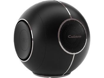 Altavoz Bluetooth Cabasse The Pearl Myuki, esférico negro, rejilla frontal con logotipo, vista en tres cuartos desde la izquierda