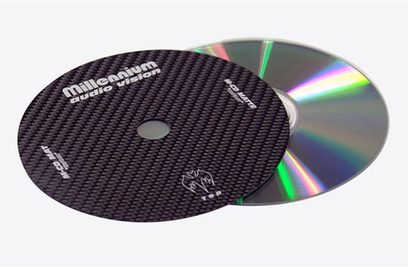 Centrering til Millenium Audio Products M-CD-Mat pladespiller i kulfiber, overside med logo, iriserende refleksioner på kanten