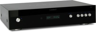 Sort Carat T57-tuner, frontpanel med blå LCD-skærm, der viser "08F 94:24", 4 sølvfarvede knapper, set forfra