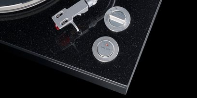 Sort TEAC TN-5BB pladespiller, nærbillede i dykning af den sølvfarvede pickup og tonarm med modvægt