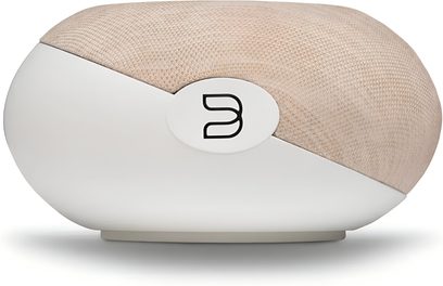 Kompakt beige højtaler i mesh-stof, hvid plastikbund, ægformet, centralt medaljon med logo, forfra set