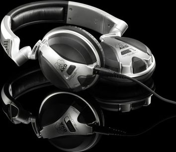 AKG K 181 DJ hovedtelefoner i sølvfarve, trekvartersperspektiv, runde ørepuder, polstret hovedbøjle, sort kabel