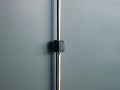 Projectiescherm Projeo PullUP HD 80, detail van de zilverkleurige telescopische mast met zwarte stelknop
