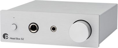 Hoogwaardige hoofdtelefoonvoorversterker Pro-Ject Head Box S2 zilver, perspectiefweergave, rechthoekige behuizing, frontpaneel van geborsteld metaal, ronde draaiknop aan de rechterkant, twee jack-aansluitingen in het midden, kleine drukknop aan de linkerkant, logo en tekst gedrukt linksonder.