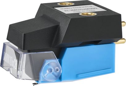 Testina hi-fi Audio Technica AT-VM610xMONO in plastica nera e blu vista in prospettiva anteriore destra, con copertura protettiva trasparente sul davanti e inserti e connettori posteriori dorati