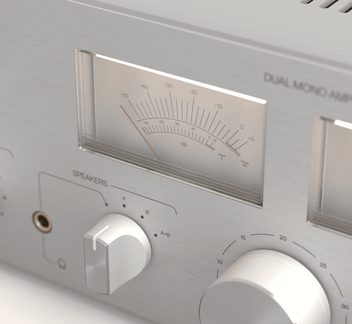 Stříbrný hliníkový hi-fi zesilovač, detailní šikmý pohled na přední panel s dB měřičem, tlačítky a jack konektorem