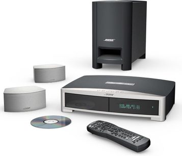 Sistema de cine en casa Bose 321 GSX MovieBox compuesto por un subwoofer, dos altavoces satélite, un reproductor de DVD y un control remoto