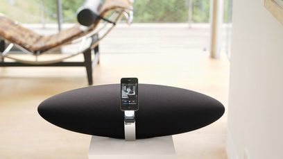 Must Bowers & Wilkinsi Zeppelin Air kõlar, eestvaade, asetatud valgele alusele, iPhone'i dokiga