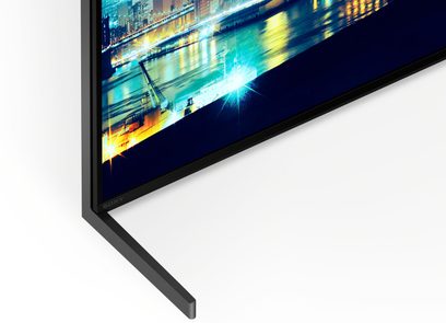 Телевизор с висока разделителна способност Sony BRAVIA 8 II K55XR8 черен, тънка метална рамка с дискретен лого и странично L-образно стойка, изглед от долен ляв ъгъл