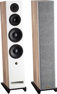 Driekwart aanzicht van twee Davis Acoustics Krypton 9 nordik zuilspeakers in witte afwerking met licht houtfineer, waarvan één is voorzien van een tweeter en drie zwarte woofers, evenals een rechthoekige bass-reflexpoort, terwijl de andere is uitgerust met een grijze stoffen grille; beide rusten op zwarte sokkels.