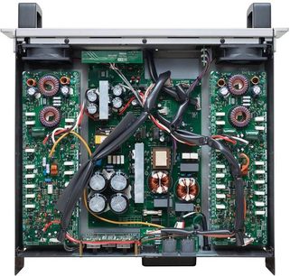Åben Yamaha P5000S effektforstærker, frontal indvendig visning af de elektroniske kredsløb og komponenter på metalchassiset