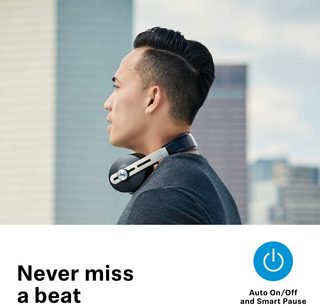 Sluchátka Sennheiser Momentum 3 Wireless s obvodovým designem v černé barvě nošená asijským mužem z profilu, detailní záběr