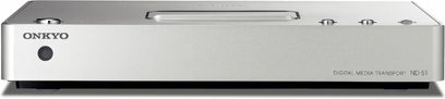 Onkyo ND-S1 sidabrinės spalvos, kompaktiškas skaitmeninis medijos grotuvas iš šlifuoto metalo su minimalistine priekine dalimi, priekinėje dalyje esančiais mygtukais ir indikatoriais, vaizdas iš priekio