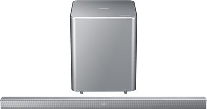 Samsung HW-F551 soundbar i metalgrå, set forfra, aflang rektangulær form, metallisk gitter på forsiden