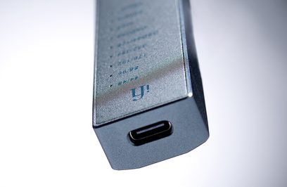 Bærbar lydkonverter iFi Audio Go bar i mørkegrå, nærbillede af sidefladen med USB-C-port