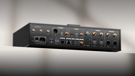 Leitor de rede Eversolo DMP-A8 preto, vista traseira com entradas digitais HDMI ARC e saídas de áudio XLR RCA
