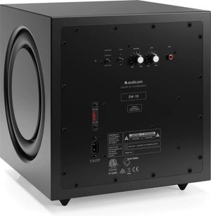Čierny subwoofer Audio Pro SW-10, pohľad zozadu a zboku, s bočnou kruhovou membránou a ovládacími prvkami na zadnej strane