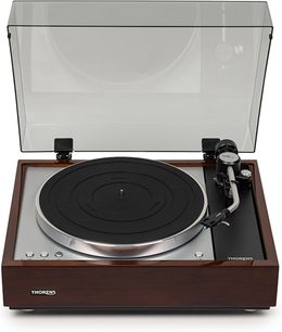 Hi-Fi gramofon TD 1601 s TP 160 v ořechovém provedení, pohled zepředu, průhledné víko zvednuté, černý kruhový talíř, stříbrné rameno s přenoskou