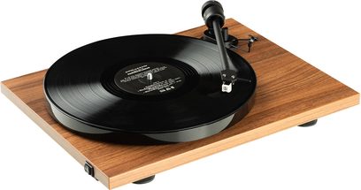 Giradischi hi-fi Pro-Ject E1 Phono noce, vista angolata, piatto circolare nero, braccio di lettura nero, base rettangolare