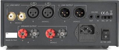 Černý zesilovač Gold Note PA-10 EVO zezadu, audio konektory RCA a XLR a barevně označené reproduktorové svorky