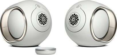 To DEVIALET Phantom Ultimate 98 dB Light Pearl stereohøjttalere, hvide, med metalringe, set fra 3/4 vinkel, med åben gitterfront