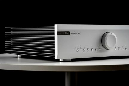 Integreret Musical Fidelity M6si-forstærker i sølv, frontpanel med stor volumenkontrol og betjeningsknapper