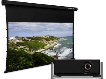 Schwarze motorisierte Projektionsleinwand mit schwarzem Videoprojektor in Frontansicht und angezeigtem Bild einer Küstenlandschaft