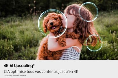 Dívka v pruhovaném bavlněném tričku v modrobílé barvě na venkovním snímku zblízka, držící malého rezavého psa s kudrnatou srstí, kolem nich několik překrývajících se světelných kruhů v tyrkysově modré barvě, které ilustrují vizuální efekt.